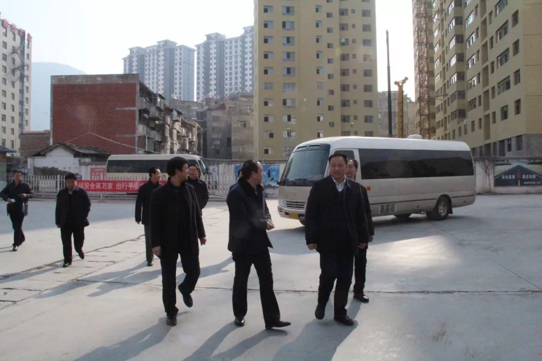 隴南市委常委、常務(wù)副市長張慶宏、副市長徐世林、市人大副主任陳榮等一行深入隴運集團公司武都汽車站開展春節(jié)前走訪慰問活動