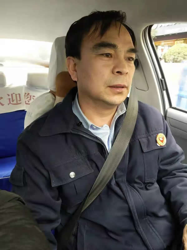 【拾金不昧】為隴運(yùn)集團(tuán)潤祥出租車公司駕駛員“王劉德”點(diǎn)贊！！
