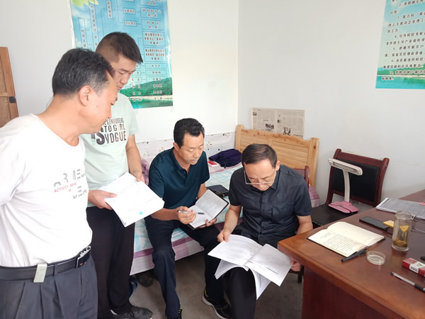 隴運集團公司黨委書記、董事長李寅祥深入琵琶鎮(zhèn)寧強村檢查指導(dǎo)幫扶工作
